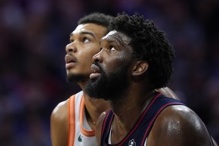 Joël Embiid (au premier plan): il a montré à Victor Wembanyama la voie à suivre... KEYSTONE/AP/Matt Slocum